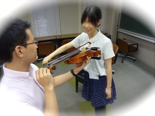 写真。バイオリン演奏を探求する様子