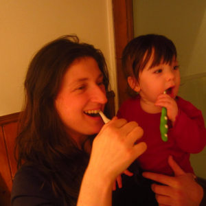 母と子の歯磨き