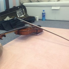 バイオリンの弦の上で、弓がバランスしている